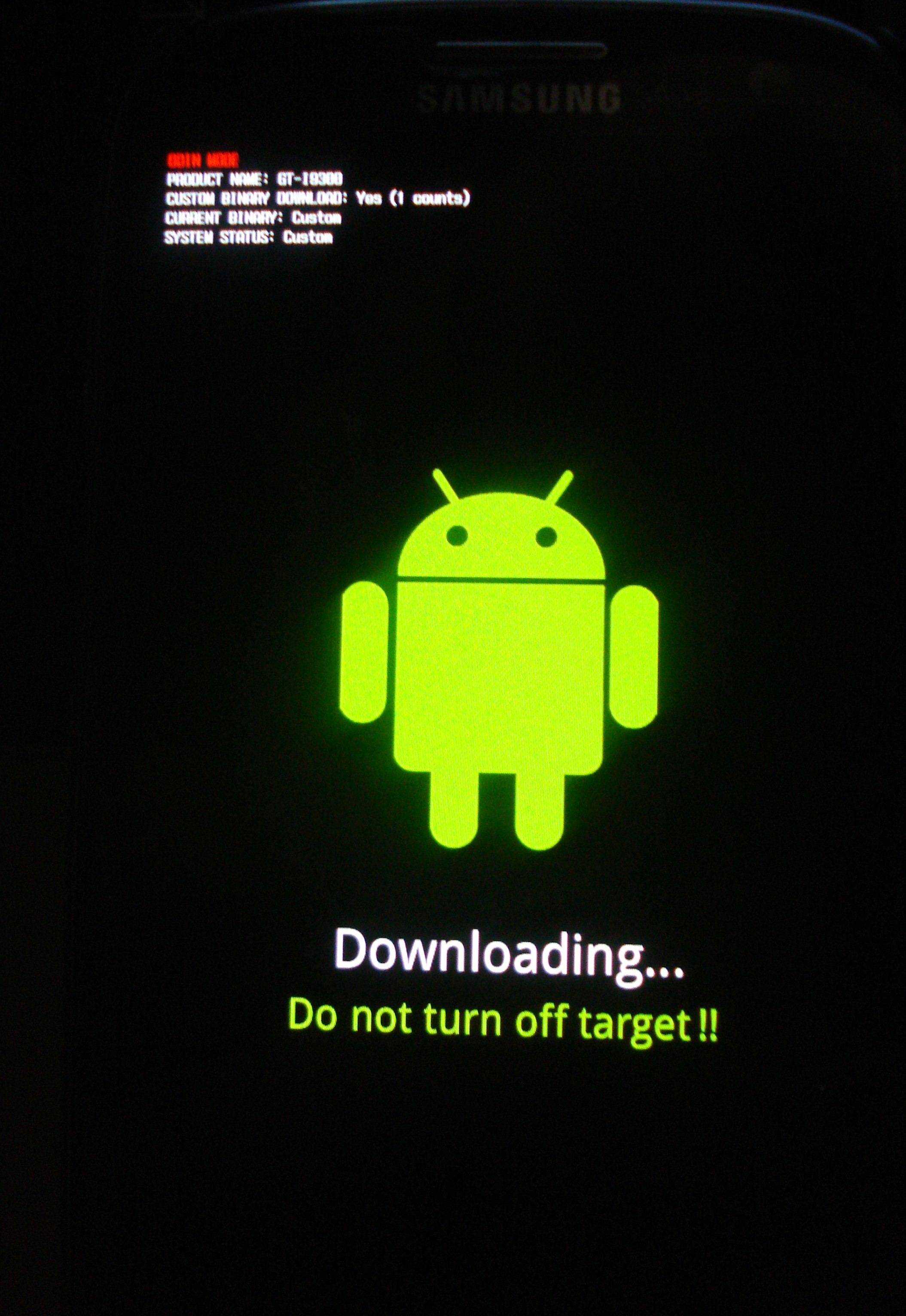 На экране андроида появляется реклама. Экран андроид. Ошибка андроид при включении. Андроид зеленый человечек. Зелёные человечки на экране.